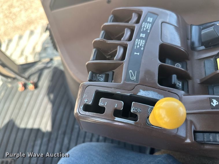 image for item EB2690 2004 John Deere 8520T tractor