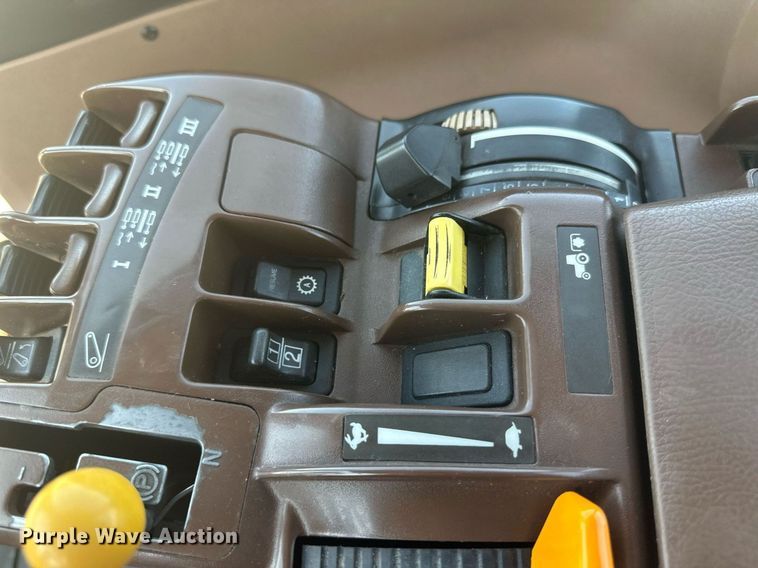 image for item EB2690 2004 John Deere 8520T tractor