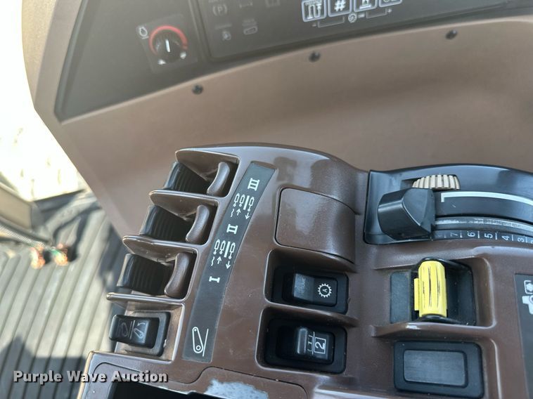 image for item EB2690 2004 John Deere 8520T tractor