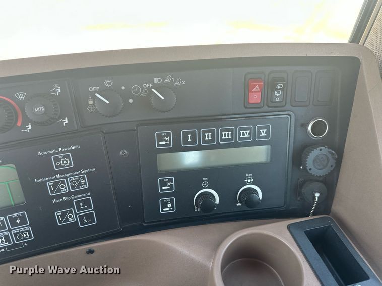 image for item EB2690 2004 John Deere 8520T tractor