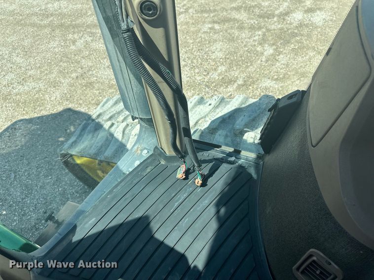 image for item EB2690 2004 John Deere 8520T tractor