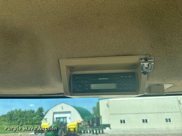 image for item EB2690 2004 John Deere 8520T tractor