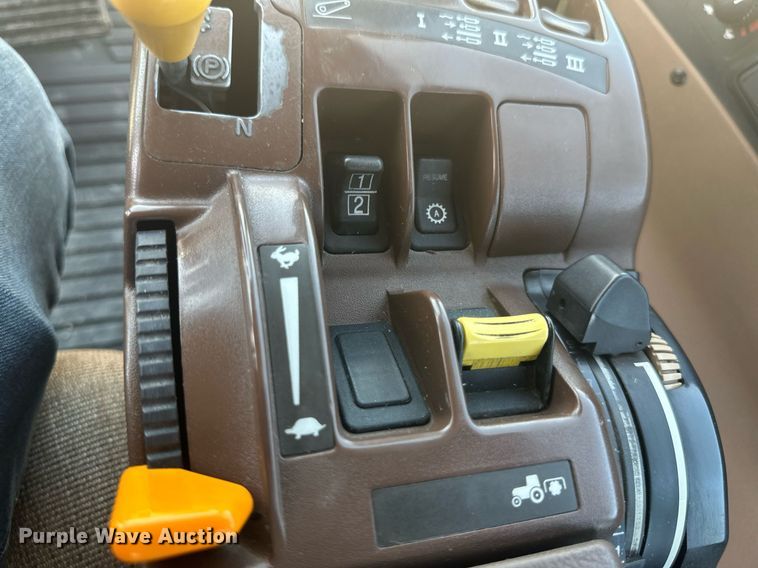 image for item EB2690 2004 John Deere 8520T tractor