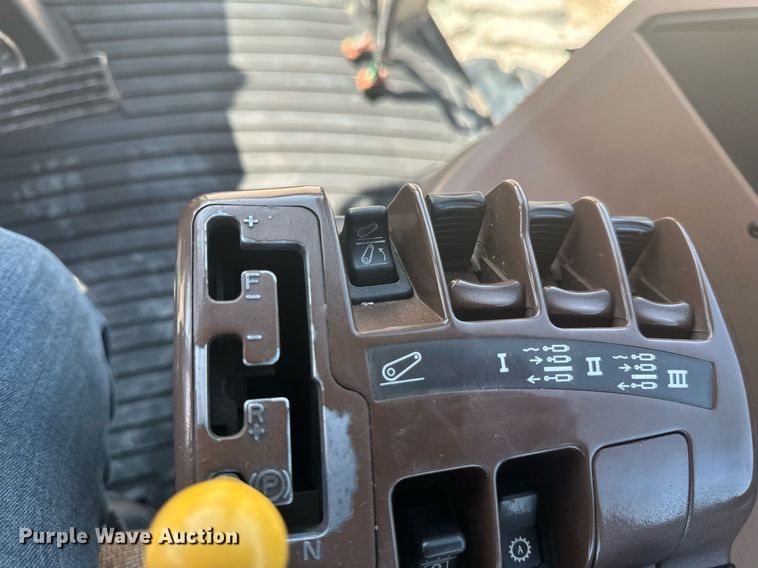 image for item EB2690 2004 John Deere 8520T tractor