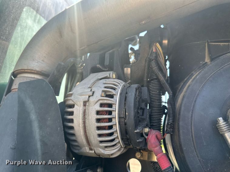 image for item EB2690 2004 John Deere 8520T tractor