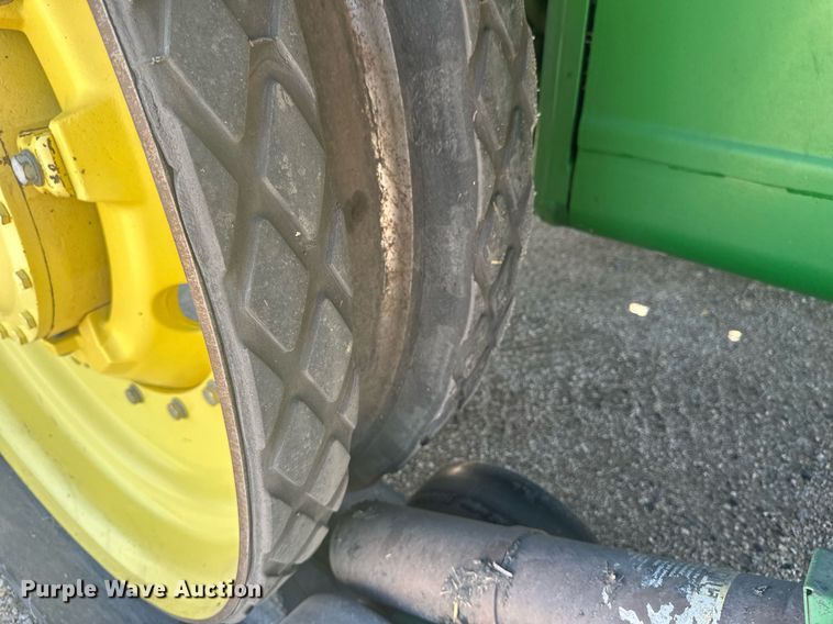 image for item EB2690 2004 John Deere 8520T tractor