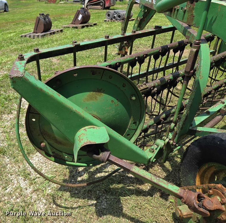 image for item EF1551 John Deere 894A hay rake
