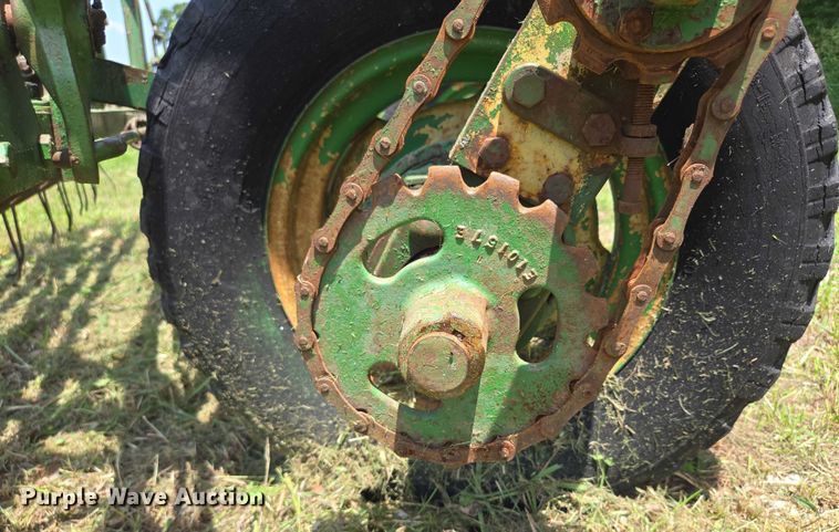 image for item EF1551 John Deere 894A hay rake