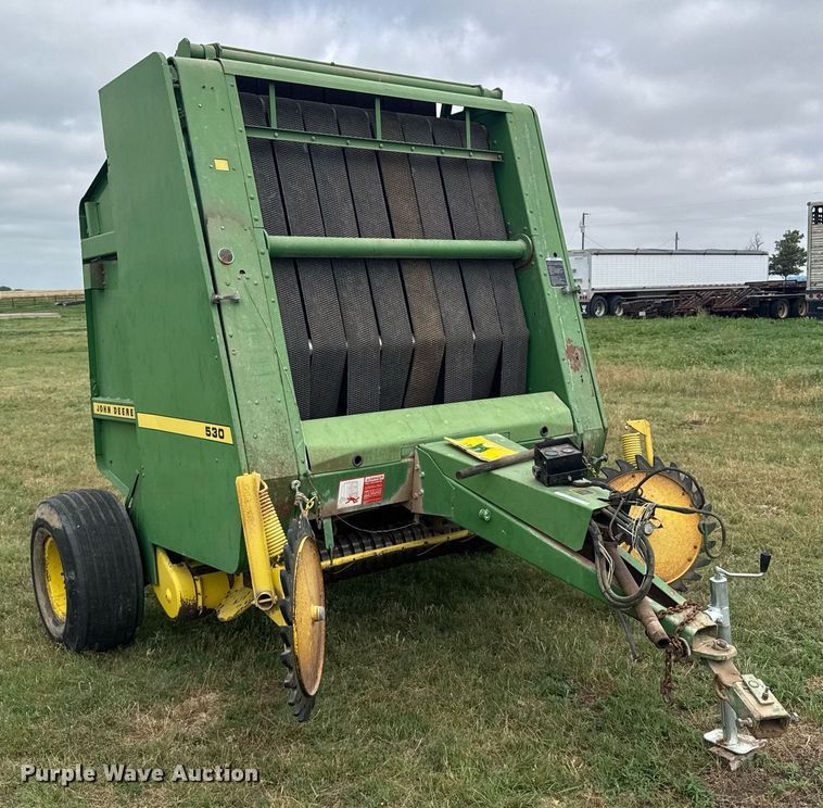 image for item EG6611 John Deere 530 round baler