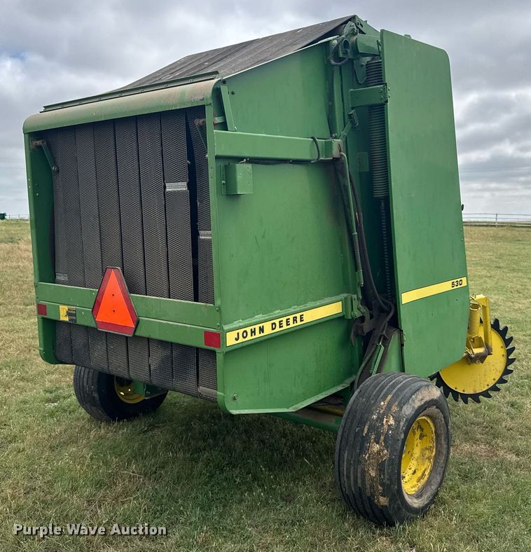 image for item EG6611 John Deere 530 round baler