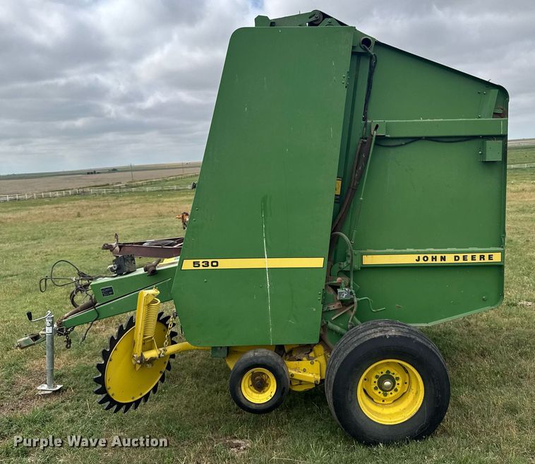 image for item EG6611 John Deere 530 round baler