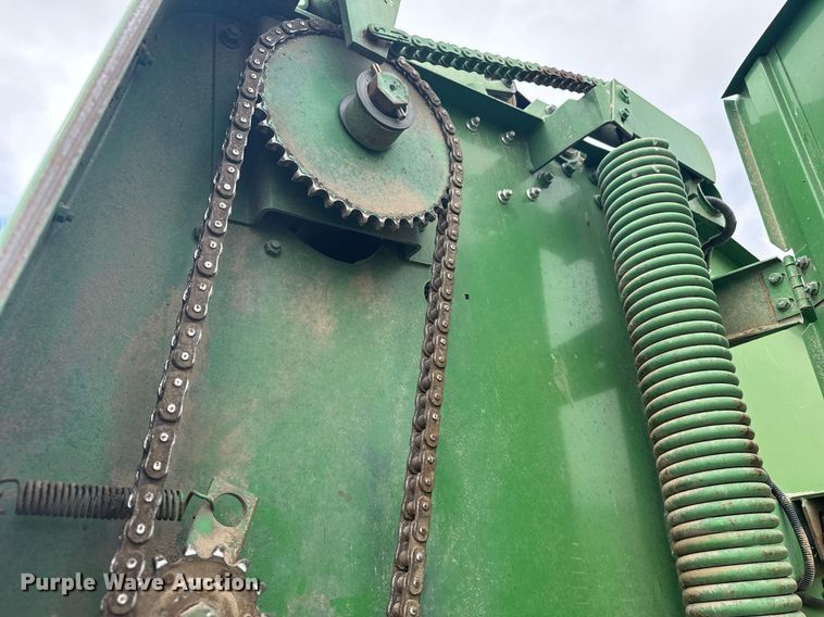 image for item EG6611 John Deere 530 round baler