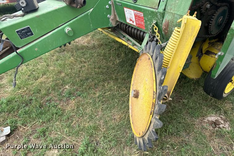 image for item EG6611 John Deere 530 round baler