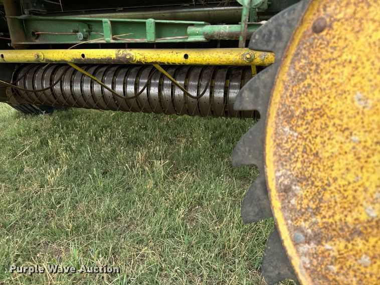 image for item EG6611 John Deere 530 round baler