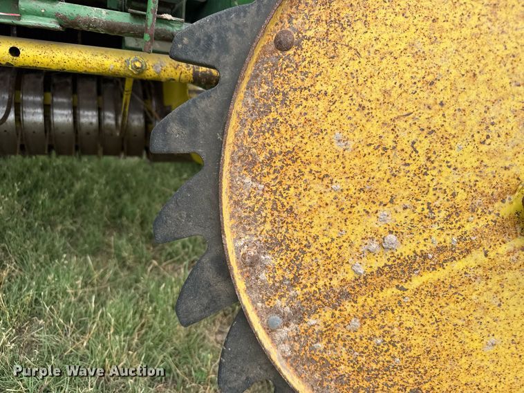 image for item EG6611 John Deere 530 round baler