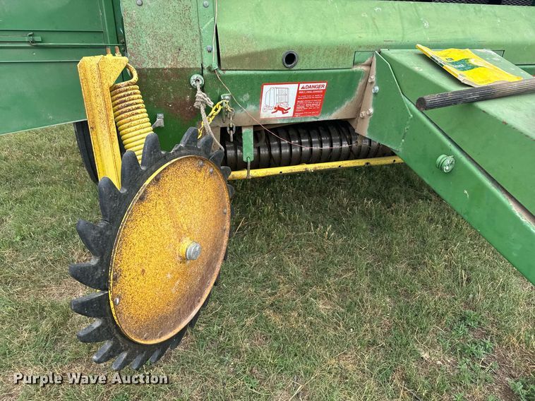 image for item EG6611 John Deere 530 round baler