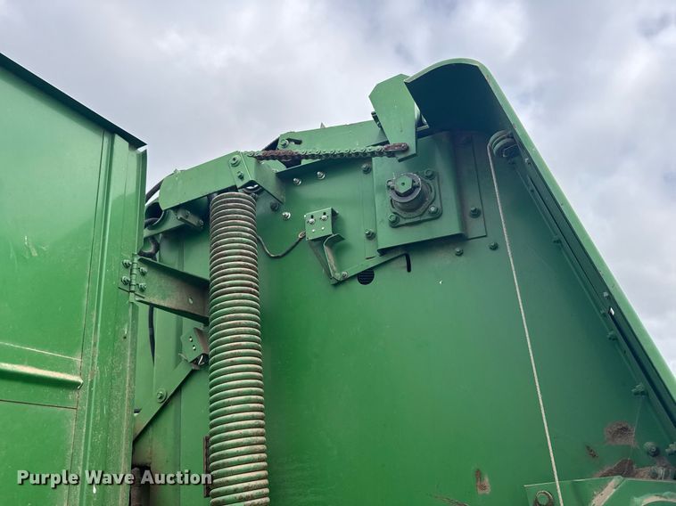 image for item EG6611 John Deere 530 round baler