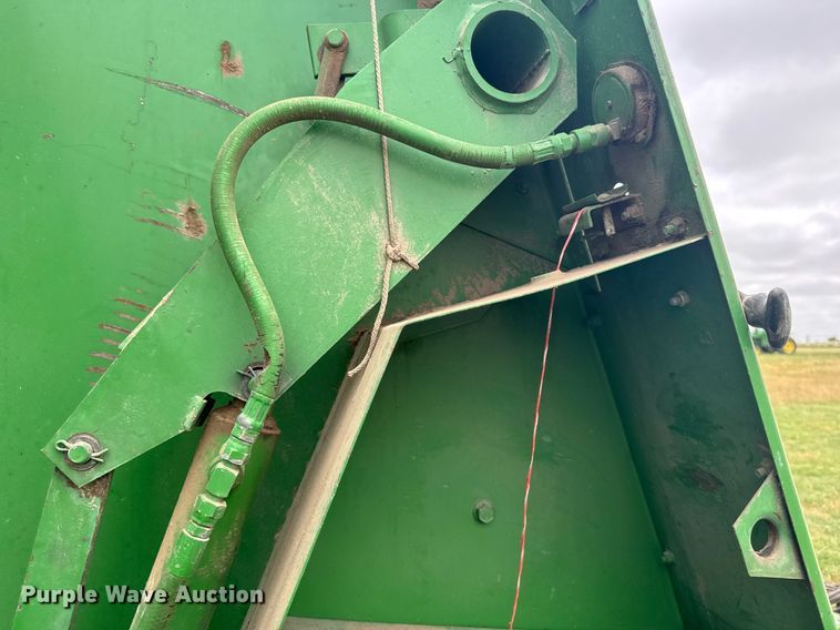 image for item EG6611 John Deere 530 round baler