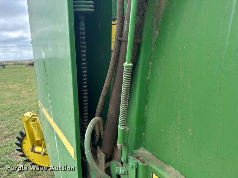 image for item EG6611 John Deere 530 round baler