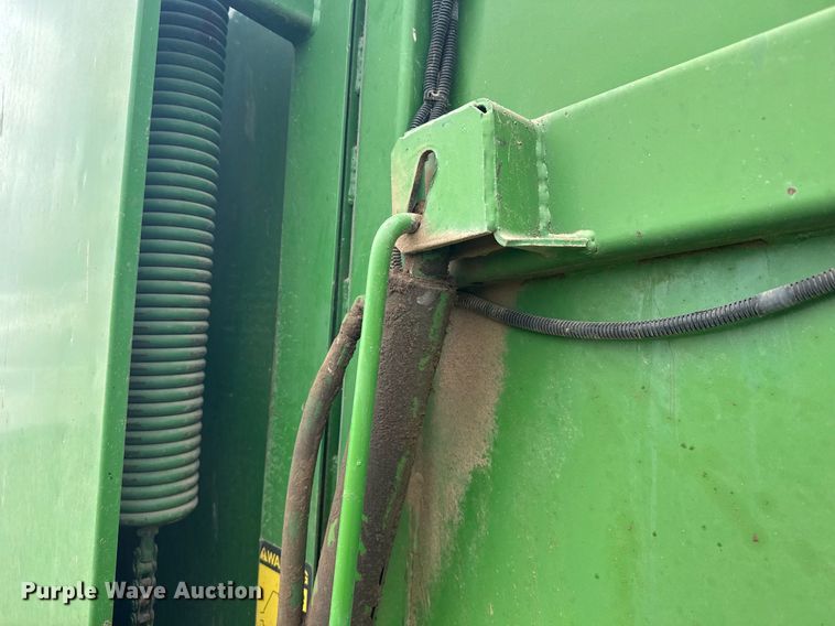 image for item EG6611 John Deere 530 round baler