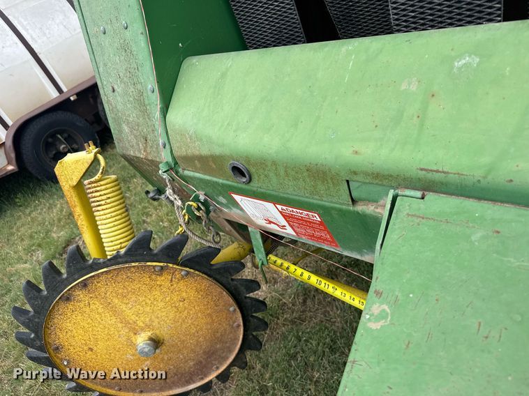 image for item EG6611 John Deere 530 round baler