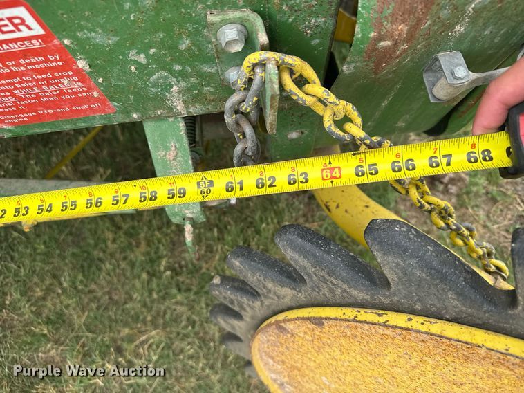 image for item EG6611 John Deere 530 round baler