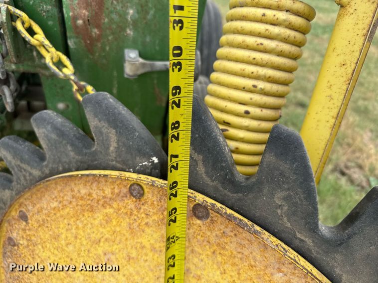 image for item EG6611 John Deere 530 round baler