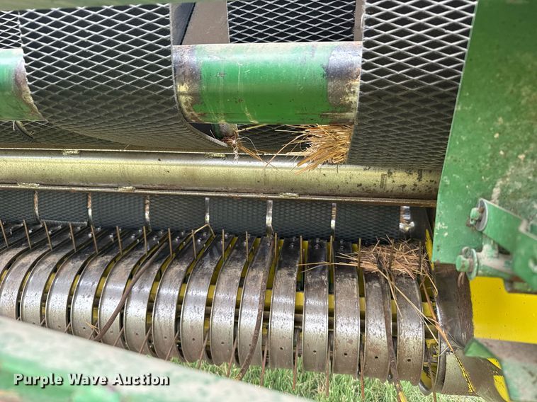 image for item EG6611 John Deere 530 round baler