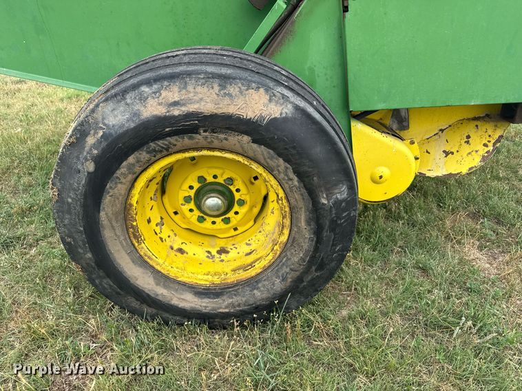 image for item EG6611 John Deere 530 round baler
