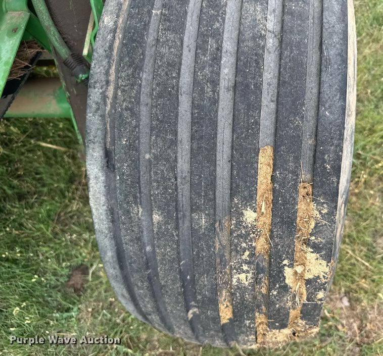 image for item EG6611 John Deere 530 round baler