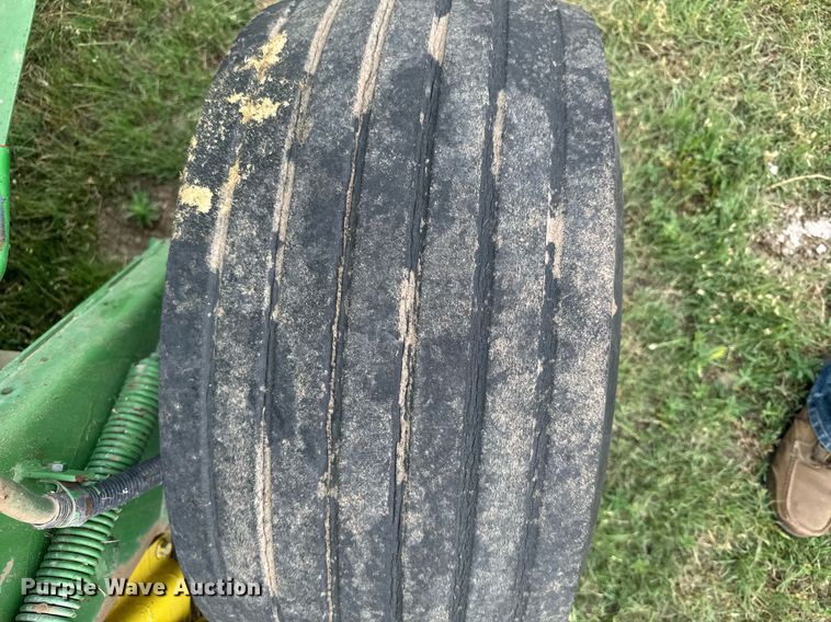 image for item EG6611 John Deere 530 round baler