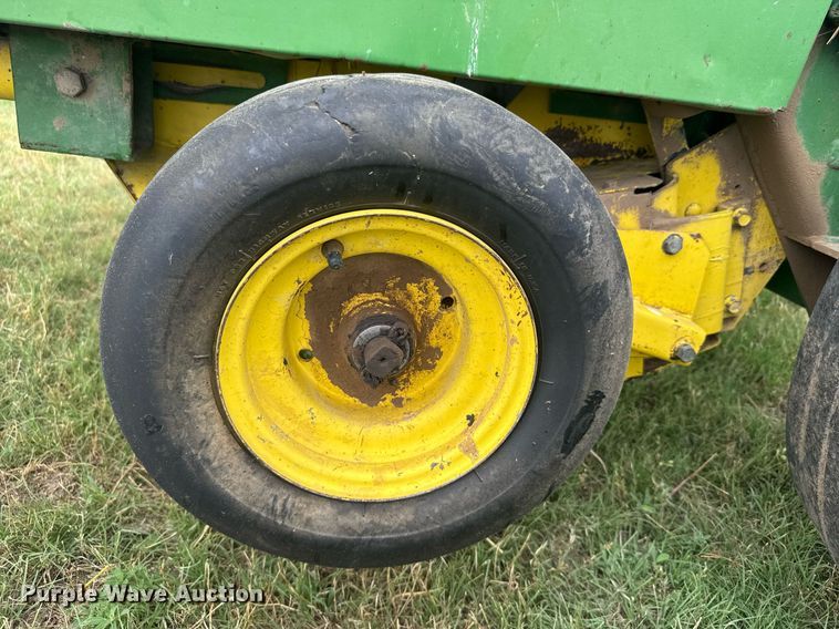 image for item EG6611 John Deere 530 round baler