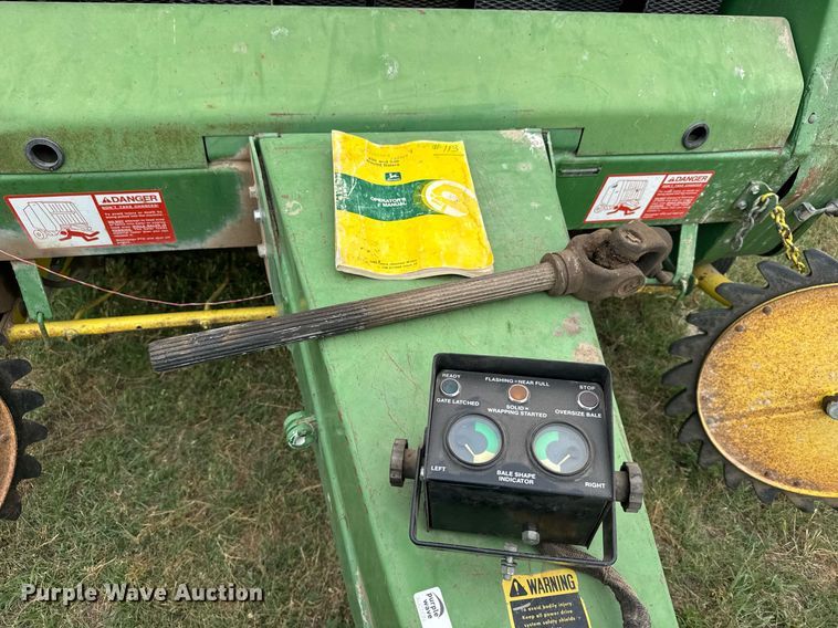 image for item EG6611 John Deere 530 round baler