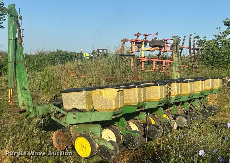 image for item EN4612 John Deere 7000 planter