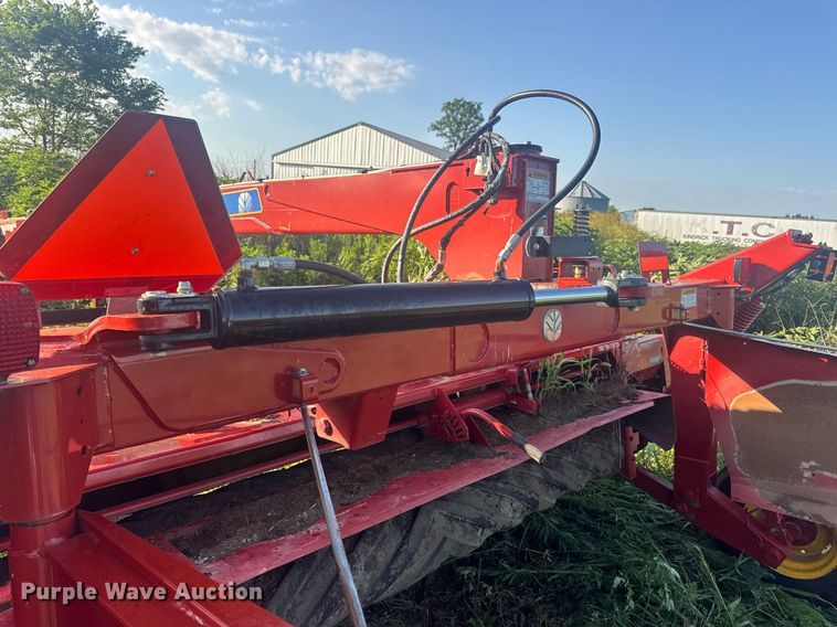 image for item EN4613 New Holland H7450/550 SWT swather / windrower