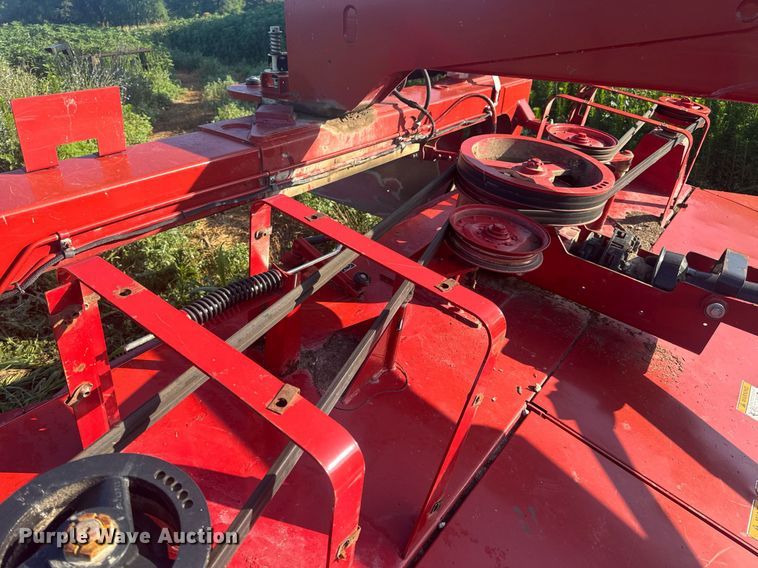 image for item EN4613 New Holland H7450/550 SWT swather / windrower