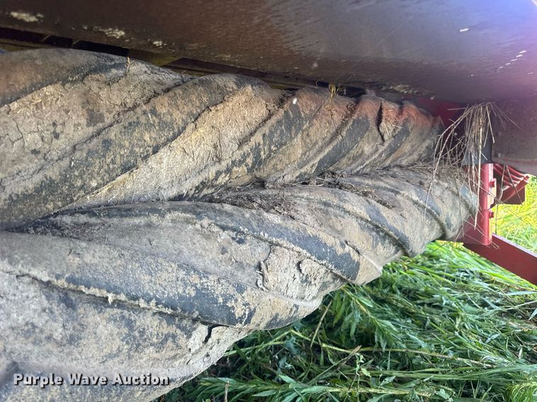 image for item EN4613 New Holland H7450/550 SWT swather / windrower