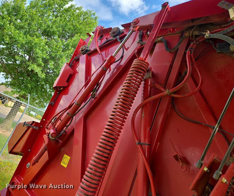 image for item EN8192 2018 New Holland 560RB round baler