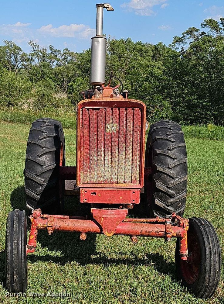 image for item EO1079 1963 International Harvester Farmall 706 tractor