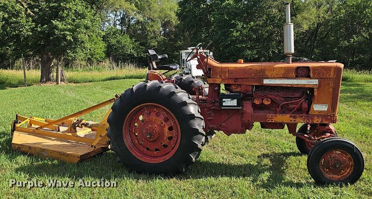 image for item EO1079 1963 International Harvester Farmall 706 tractor