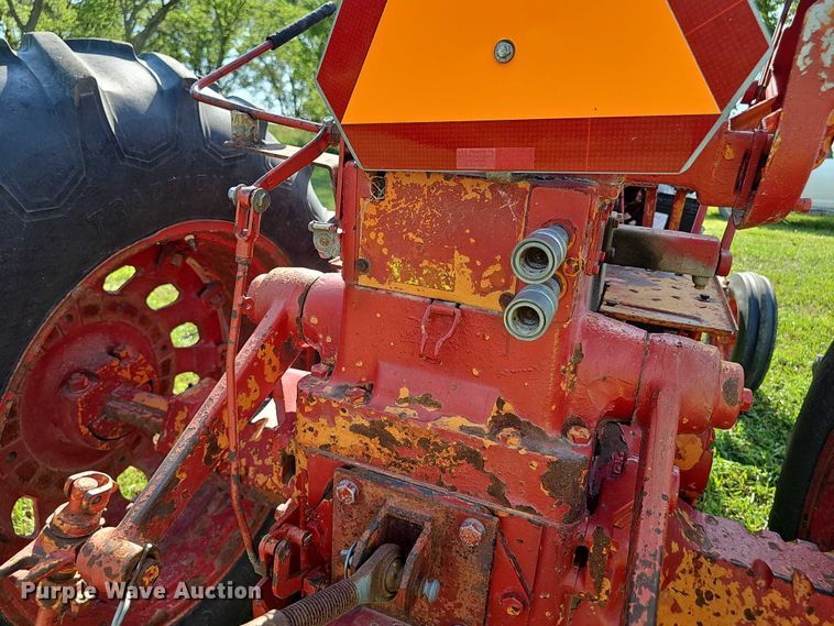 image for item EO1079 1963 International Harvester Farmall 706 tractor