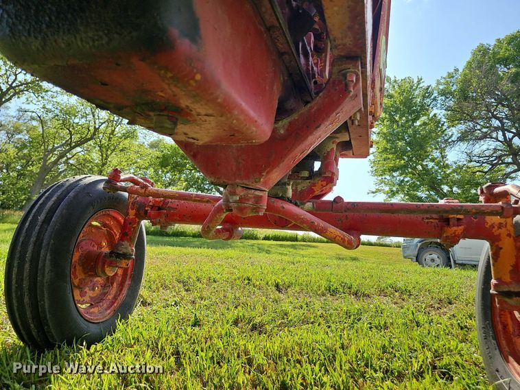 image for item EO1079 1963 International Harvester Farmall 706 tractor