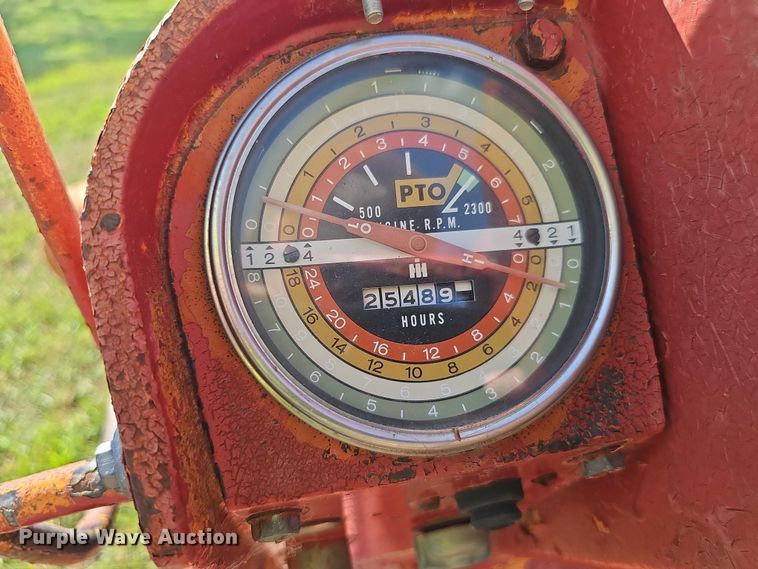 image for item EO1079 1963 International Harvester Farmall 706 tractor