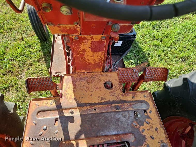 image for item EO1079 1963 International Harvester Farmall 706 tractor