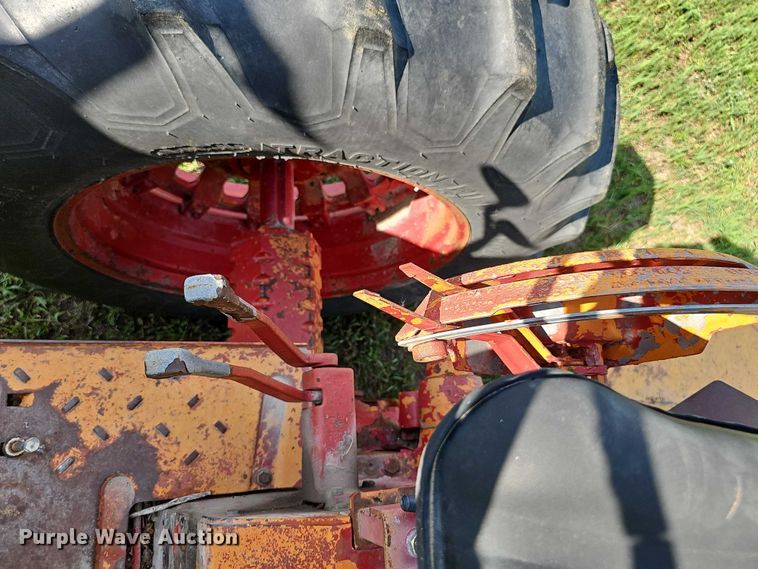 image for item EO1079 1963 International Harvester Farmall 706 tractor