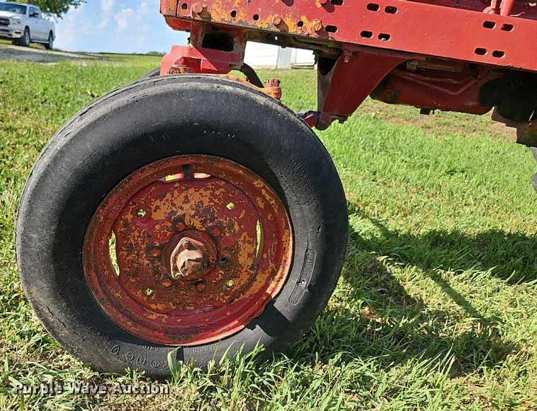 image for item EO1079 1963 International Harvester Farmall 706 tractor