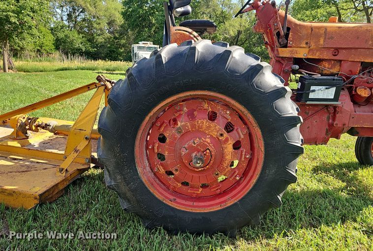 image for item EO1079 1963 International Harvester Farmall 706 tractor