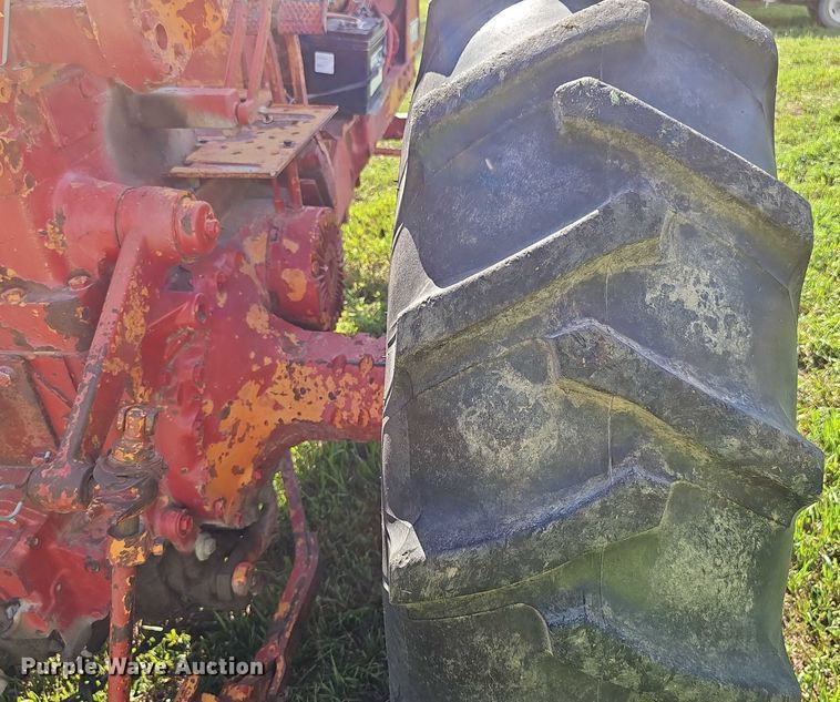 image for item EO1079 1963 International Harvester Farmall 706 tractor