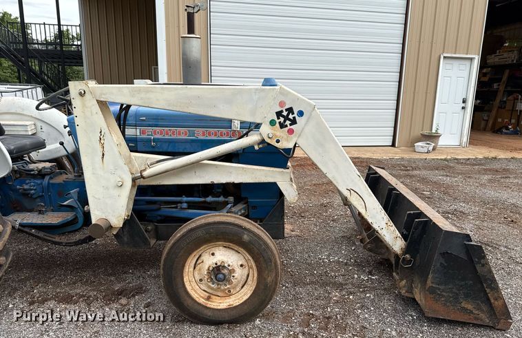 image for item HI9258 1973 Ford 3000 tractor
