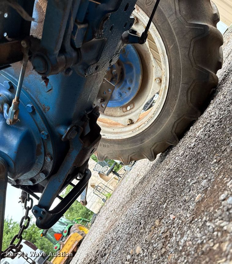 image for item HI9258 1973 Ford 3000 tractor